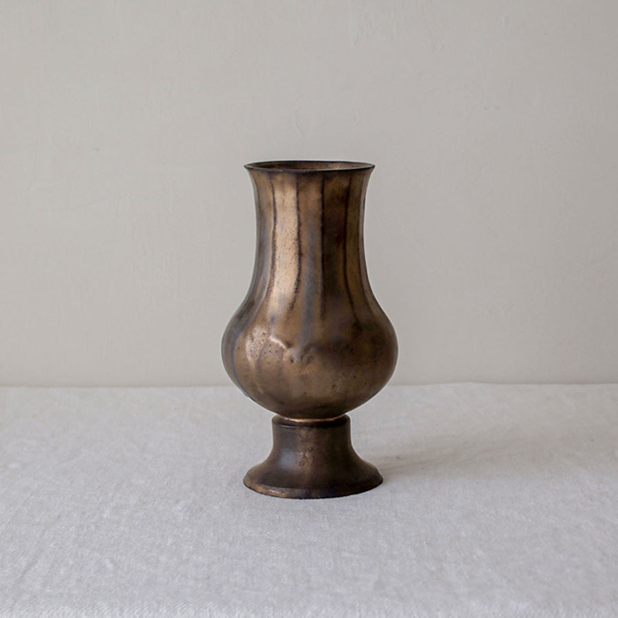 This flower vase has a classic form.  The top is decorated with a single gently beveled pattern.   ※ Please note that each piece will have a slightly different finish, and that you cannot choose the shade, pattern, or shape.    ～ About the Latte Series Th