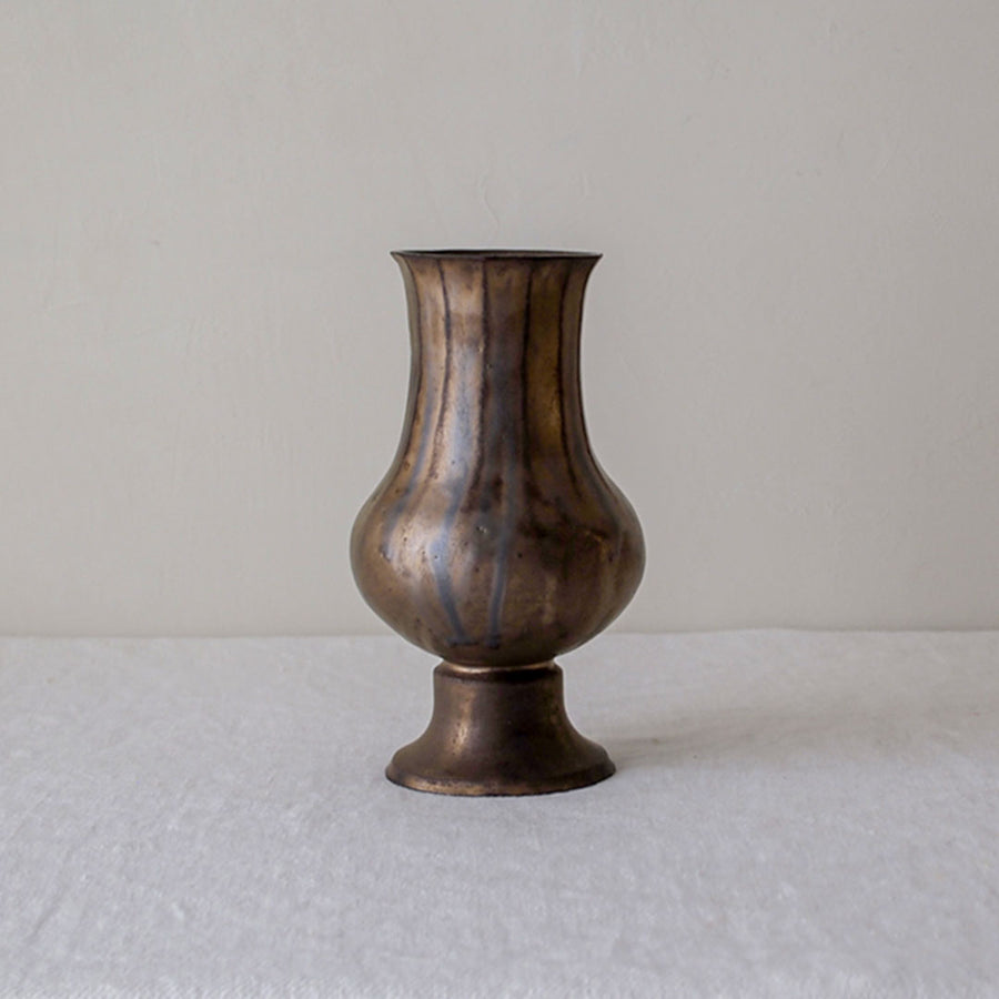This flower vase has a classic form.  The top is decorated with a single gently beveled pattern.   ※ Please note that each piece will have a slightly different finish, and that you cannot choose the shade, pattern, or shape.    ～ About the Latte Series Th